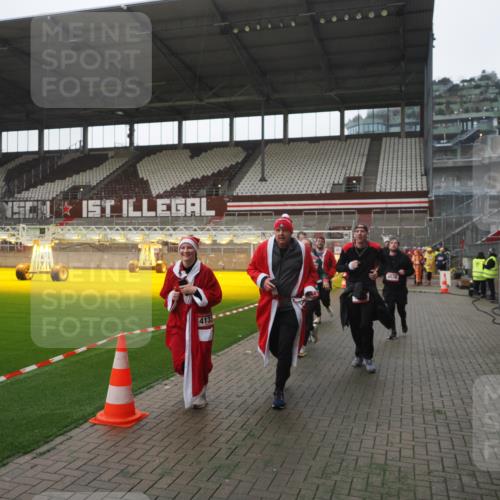 07.12.2025 - St. Pauli X-Mass-Run No. 15 Fabian Wolf http://msf.ph/oto/9395024 07.12.2025 10:27:57 Ziel 1717, 2101, 2188, 3458, 3713, 3879, 3881, 3883, 4132, 4133, 4189, 4350, 4453, 4454, 4462, 4463, 4527, 4538, 4875 meine-sportfotos.de