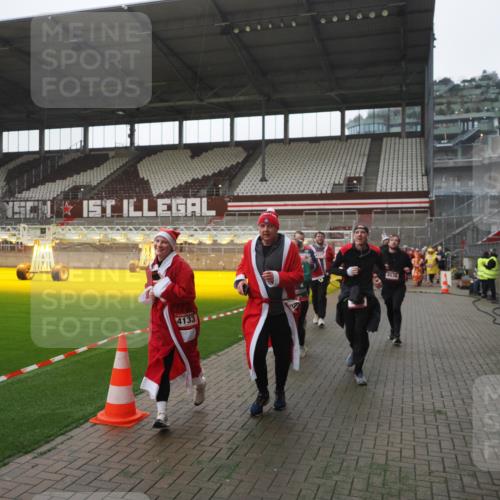 07.12.2025 - St. Pauli X-Mass-Run No. 15 Fabian Wolf http://msf.ph/oto/9395025 07.12.2025 10:27:57 Ziel 1717, 2101, 2188, 3458, 3713, 3879, 3881, 3883, 4132, 4133, 4189, 4350, 4453, 4454, 4462, 4463, 4527, 4538, 4875 meine-sportfotos.de