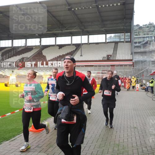 07.12.2025 - St. Pauli X-Mass-Run No. 15 Fabian Wolf http://msf.ph/oto/9395033 07.12.2025 10:27:59 Ziel 1717, 1742, 1745, 2101, 2188, 3412, 3713, 3730, 3879, 3881, 3883, 4065, 4132, 4133, 4189, 4350, 4453, 4454, 4527, 4538, 4700, 4708, 4875 meine-sportfotos.de