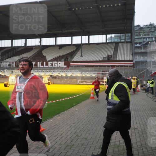 07.12.2025 - St. Pauli X-Mass-Run No. 15 Fabian Wolf http://msf.ph/oto/9395042 07.12.2025 10:28:01 Ziel 1507, 1717, 1742, 1745, 3412, 3713, 3729, 3730, 3879, 3881, 3883, 4064, 4065, 4132, 4133, 4189, 4344, 4350, 4453, 4454, 4527, 4538, 4700, 4704, 4708, 4710, 4875 meine-sportfotos.de