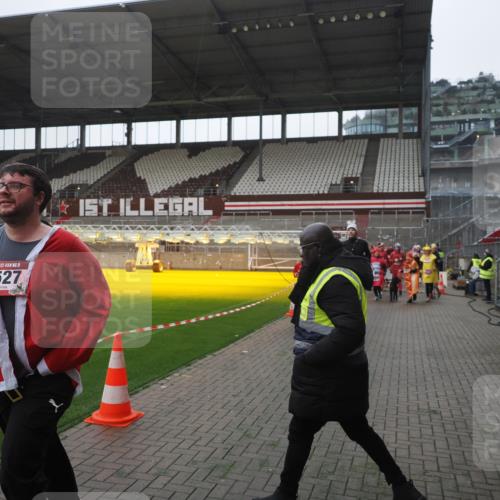 07.12.2025 - St. Pauli X-Mass-Run No. 15 Fabian Wolf http://msf.ph/oto/9395043 07.12.2025 10:28:01 Ziel 1507, 1717, 1742, 1745, 3412, 3713, 3729, 3730, 3879, 3881, 3883, 4064, 4065, 4132, 4133, 4189, 4344, 4350, 4453, 4454, 4527, 4538, 4700, 4704, 4708, 4710, 4875 meine-sportfotos.de