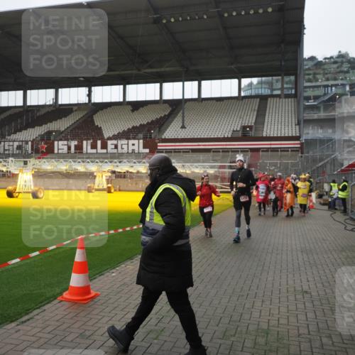 07.12.2025 - St. Pauli X-Mass-Run No. 15 Fabian Wolf http://msf.ph/oto/9395044 07.12.2025 10:28:01 Ziel 1507, 1717, 1742, 1745, 3412, 3713, 3729, 3730, 3879, 3881, 3883, 4064, 4065, 4132, 4133, 4189, 4344, 4350, 4453, 4454, 4527, 4538, 4700, 4704, 4708, 4710, 4875 meine-sportfotos.de