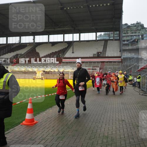 07.12.2025 - St. Pauli X-Mass-Run No. 15 Fabian Wolf http://msf.ph/oto/9395051 07.12.2025 10:28:03 Ziel 1507, 1717, 1742, 1745, 3412, 3727, 3729, 3730, 3879, 3881, 3883, 4064, 4065, 4132, 4133, 4189, 4344, 4350, 4376, 4380, 4453, 4454, 4527, 4538, 4700, 4704, 4708, 4710, 4875 meine-sportfotos.de