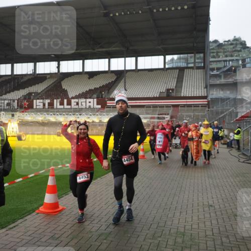 07.12.2025 - St. Pauli X-Mass-Run No. 15 Fabian Wolf http://msf.ph/oto/9395054 07.12.2025 10:28:04 Ziel 1507, 1717, 1742, 1745, 3412, 3727, 3729, 3730, 3879, 3881, 3883, 4064, 4065, 4132, 4133, 4189, 4344, 4350, 4376, 4380, 4453, 4454, 4527, 4538, 4700, 4704, 4708, 4710, 4875 meine-sportfotos.de