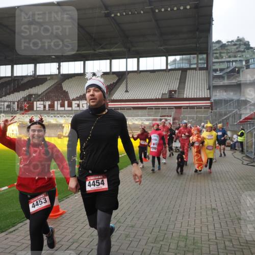 07.12.2025 - St. Pauli X-Mass-Run No. 15 Fabian Wolf http://msf.ph/oto/9395057 07.12.2025 10:28:04 Ziel 1507, 1717, 1742, 1745, 3412, 3727, 3729, 3730, 3879, 3881, 3883, 4064, 4065, 4132, 4133, 4189, 4344, 4350, 4376, 4380, 4453, 4454, 4527, 4538, 4700, 4704, 4708, 4710, 4875 meine-sportfotos.de