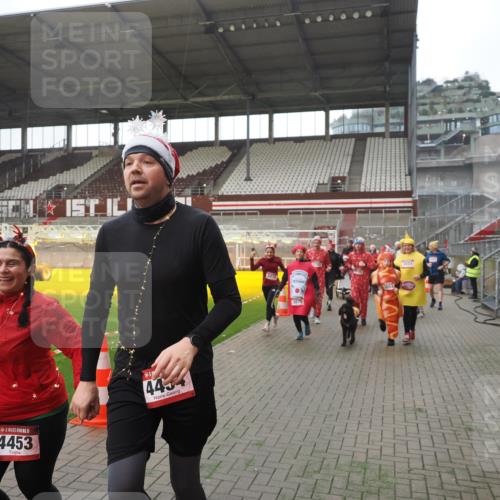 07.12.2025 - St. Pauli X-Mass-Run No. 15 Fabian Wolf http://msf.ph/oto/9395058 07.12.2025 10:28:04 Ziel 1507, 1717, 1742, 1745, 3412, 3727, 3729, 3730, 3879, 3881, 3883, 4064, 4065, 4132, 4133, 4189, 4344, 4350, 4376, 4380, 4453, 4454, 4527, 4538, 4700, 4704, 4708, 4710, 4875 meine-sportfotos.de