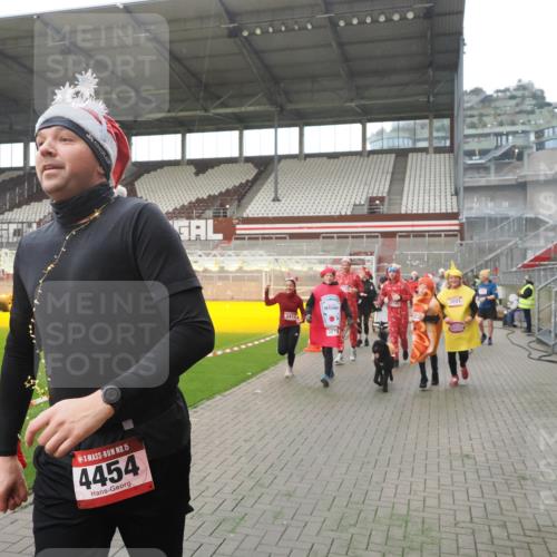 07.12.2025 - St. Pauli X-Mass-Run No. 15 Fabian Wolf http://msf.ph/oto/9395059 07.12.2025 10:28:05 Ziel 1507, 1717, 1742, 1745, 3412, 3727, 3729, 3730, 3879, 3881, 3883, 4064, 4065, 4132, 4133, 4159, 4160, 4189, 4344, 4350, 4376, 4380, 4453, 4454, 4527, 4538, 4700, 4704, 4708, 4710, 4875 meine-sportfotos.de
