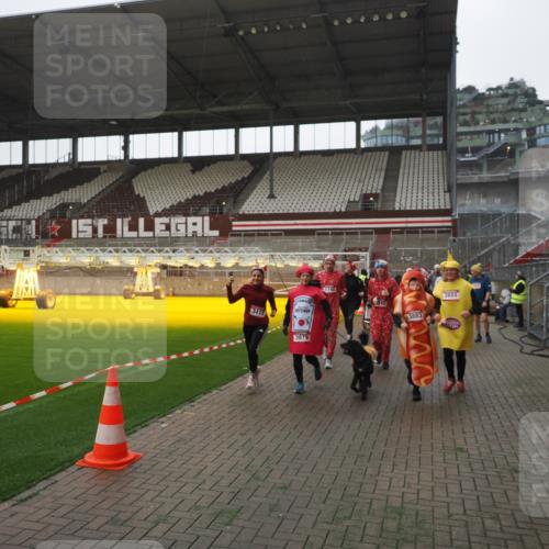 07.12.2025 - St. Pauli X-Mass-Run No. 15 Fabian Wolf http://msf.ph/oto/9395060 07.12.2025 10:28:05 Ziel 1507, 1717, 1742, 1745, 3412, 3727, 3729, 3730, 3879, 3881, 3883, 4064, 4065, 4132, 4133, 4159, 4160, 4189, 4344, 4350, 4376, 4380, 4453, 4454, 4527, 4538, 4700, 4704, 4708, 4710, 4875 meine-sportfotos.de