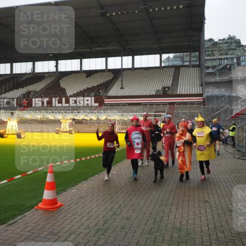 07.12.2025 - St. Pauli X-Mass-Run No. 15 Fabian Wolf http://msf.ph/oto/9395061 07.12.2025 10:28:05 Ziel 1507, 1717, 1742, 1745, 3412, 3727, 3729, 3730, 3879, 3881, 3883, 4064, 4065, 4132, 4133, 4159, 4160, 4189, 4344, 4350, 4376, 4380, 4453, 4454, 4527, 4538, 4700, 4704, 4708, 4710, 4875 meine-sportfotos.de