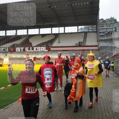 07.12.2025 - St. Pauli X-Mass-Run No. 15 Fabian Wolf http://msf.ph/oto/9395068 07.12.2025 10:28:07 Ziel 1507, 1717, 1742, 1745, 3412, 3727, 3729, 3730, 3879, 3881, 3883, 4064, 4065, 4132, 4133, 4159, 4160, 4189, 4344, 4350, 4376, 4380, 4453, 4454, 4527, 4538, 4700, 4704, 4708, 4710, 4875 meine-sportfotos.de