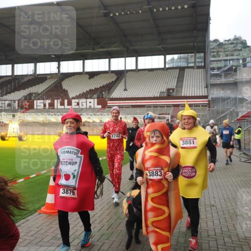 07.12.2025 - St. Pauli X-Mass-Run No. 15 Fabian Wolf http://msf.ph/oto/9395070 07.12.2025 10:28:07 Ziel 1507, 1717, 1742, 1745, 3412, 3727, 3729, 3730, 3879, 3881, 3883, 4064, 4065, 4132, 4133, 4159, 4160, 4189, 4344, 4350, 4376, 4380, 4453, 4454, 4527, 4538, 4700, 4704, 4708, 4710, 4875 meine-sportfotos.de