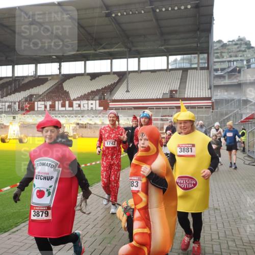 07.12.2025 - St. Pauli X-Mass-Run No. 15 Fabian Wolf http://msf.ph/oto/9395071 07.12.2025 10:28:07 Ziel 1507, 1717, 1742, 1745, 3412, 3727, 3729, 3730, 3879, 3881, 3883, 4064, 4065, 4132, 4133, 4159, 4160, 4189, 4344, 4350, 4376, 4380, 4453, 4454, 4527, 4538, 4700, 4704, 4708, 4710, 4875 meine-sportfotos.de