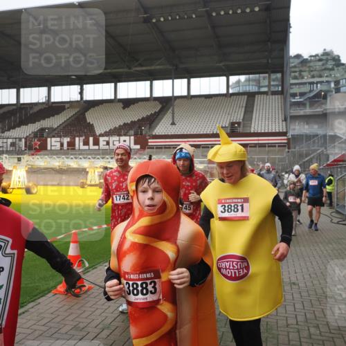 07.12.2025 - St. Pauli X-Mass-Run No. 15 Fabian Wolf http://msf.ph/oto/9395073 07.12.2025 10:28:08 Ziel 1507, 1717, 1742, 1745, 3412, 3413, 3727, 3729, 3730, 3879, 3881, 3883, 4064, 4065, 4132, 4159, 4160, 4189, 4344, 4350, 4376, 4380, 4453, 4454, 4527, 4538, 4697, 4700, 4704, 4708, 4710, 4875 meine-sportfotos.de