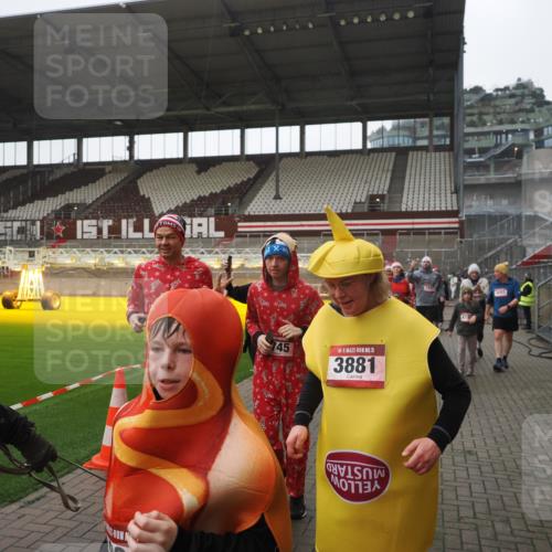 07.12.2025 - St. Pauli X-Mass-Run No. 15 Fabian Wolf http://msf.ph/oto/9395074 07.12.2025 10:28:08 Ziel 1507, 1717, 1742, 1745, 3412, 3413, 3727, 3729, 3730, 3879, 3881, 3883, 4064, 4065, 4132, 4159, 4160, 4189, 4344, 4350, 4376, 4380, 4453, 4454, 4527, 4538, 4697, 4700, 4704, 4708, 4710, 4875 meine-sportfotos.de