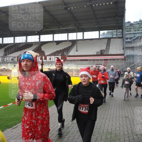07.12.2025 - St. Pauli X-Mass-Run No. 15 Fabian Wolf http://msf.ph/oto/9395075 07.12.2025 10:28:09 Ziel 1507, 1717, 1742, 1745, 3395, 3412, 3413, 3727, 3729, 3730, 3879, 3881, 3883, 4064, 4065, 4159, 4160, 4189, 4245, 4344, 4350, 4376, 4380, 4453, 4454, 4527, 4538, 4697, 4700, 4701, 4704, 4706, 4708, 4710, 4875 meine-sportfotos.de