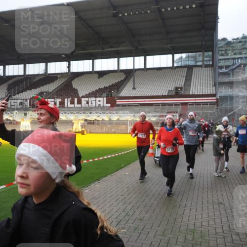 07.12.2025 - St. Pauli X-Mass-Run No. 15 Fabian Wolf http://msf.ph/oto/9395078 07.12.2025 10:28:09 Ziel 1507, 1717, 1742, 1745, 3395, 3412, 3413, 3727, 3729, 3730, 3879, 3881, 3883, 4064, 4065, 4159, 4160, 4189, 4245, 4344, 4350, 4376, 4380, 4453, 4454, 4527, 4538, 4697, 4700, 4701, 4704, 4706, 4708, 4710, 4875 meine-sportfotos.de