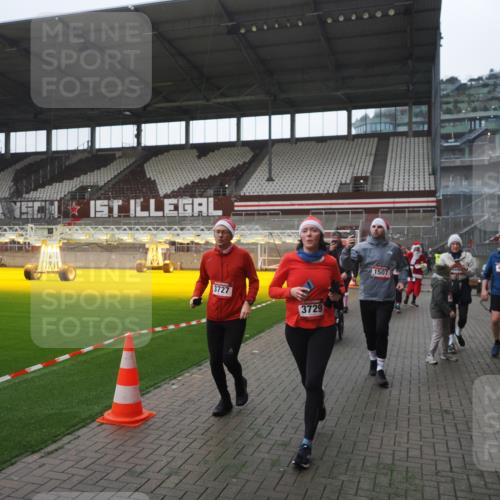 07.12.2025 - St. Pauli X-Mass-Run No. 15 Fabian Wolf http://msf.ph/oto/9395081 07.12.2025 10:28:10 Ziel 1507, 1742, 1745, 3395, 3412, 3413, 3727, 3729, 3730, 3879, 3881, 3883, 4064, 4065, 4159, 4160, 4189, 4245, 4344, 4376, 4380, 4453, 4454, 4527, 4538, 4697, 4698, 4700, 4701, 4702, 4704, 4706, 4707, 4708, 4710 meine-sportfotos.de