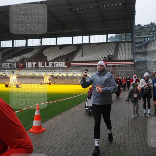 07.12.2025 - St. Pauli X-Mass-Run No. 15 Fabian Wolf http://msf.ph/oto/9395087 07.12.2025 10:28:11 Ziel 1507, 1742, 1745, 3395, 3412, 3413, 3727, 3729, 3730, 3879, 3881, 3883, 4064, 4065, 4159, 4160, 4189, 4245, 4344, 4376, 4380, 4453, 4454, 4527, 4697, 4698, 4700, 4701, 4702, 4704, 4706, 4707, 4708, 4710 meine-sportfotos.de