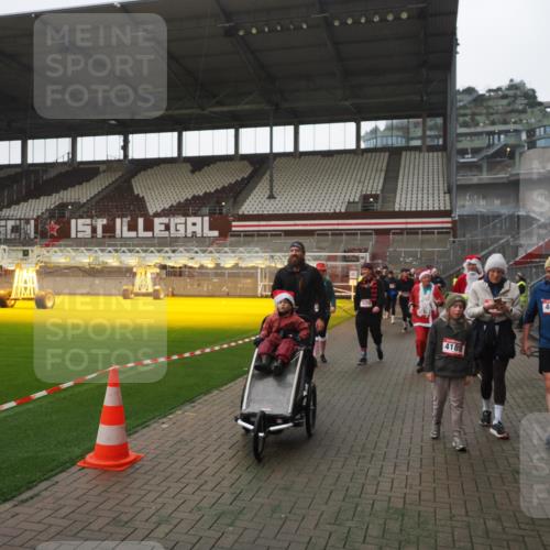 07.12.2025 - St. Pauli X-Mass-Run No. 15 Fabian Wolf http://msf.ph/oto/9395091 07.12.2025 10:28:13 Ziel 1507, 1742, 1745, 2723, 3395, 3412, 3413, 3472, 3727, 3729, 3730, 3879, 3881, 3883, 4064, 4065, 4159, 4160, 4189, 4245, 4344, 4376, 4380, 4453, 4454, 4697, 4698, 4700, 4701, 4702, 4704, 4706, 4707, 4708, 4710 meine-sportfotos.de