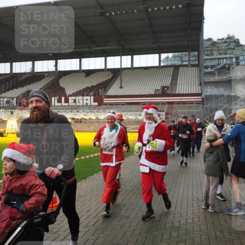 07.12.2025 - St. Pauli X-Mass-Run No. 15 Fabian Wolf http://msf.ph/oto/9395101 07.12.2025 10:28:15 Ziel 1507, 1742, 1745, 2526, 2723, 3395, 3412, 3413, 3454, 3472, 3727, 3729, 3730, 3879, 3881, 3883, 4064, 4065, 4159, 4160, 4189, 4245, 4344, 4376, 4380, 4697, 4698, 4700, 4701, 4702, 4704, 4706, 4707, 4708, 4710 meine-sportfotos.de