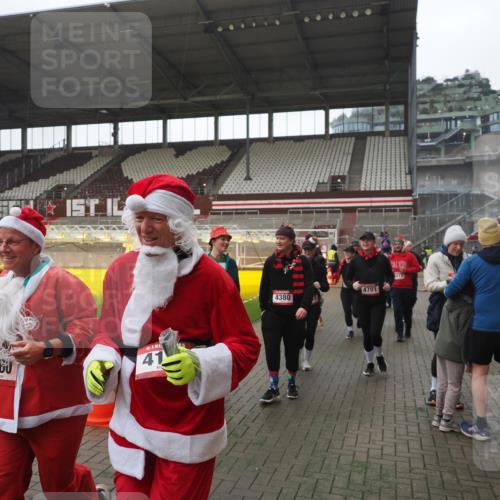 07.12.2025 - St. Pauli X-Mass-Run No. 15 Fabian Wolf http://msf.ph/oto/9395107 07.12.2025 10:28:17 Ziel 1507, 1742, 1745, 2526, 2723, 3395, 3412, 3413, 3454, 3472, 3727, 3729, 3730, 3879, 4064, 4065, 4159, 4160, 4189, 4245, 4344, 4376, 4380, 4697, 4698, 4700, 4701, 4702, 4704, 4706, 4707, 4708, 4710 meine-sportfotos.de
