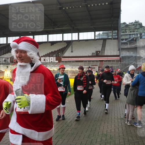 07.12.2025 - St. Pauli X-Mass-Run No. 15 Fabian Wolf http://msf.ph/oto/9395108 07.12.2025 10:28:17 Ziel 1507, 1742, 1745, 2526, 2723, 3395, 3412, 3413, 3454, 3472, 3727, 3729, 3730, 3879, 4064, 4065, 4159, 4160, 4189, 4245, 4344, 4376, 4380, 4697, 4698, 4700, 4701, 4702, 4704, 4706, 4707, 4708, 4710 meine-sportfotos.de