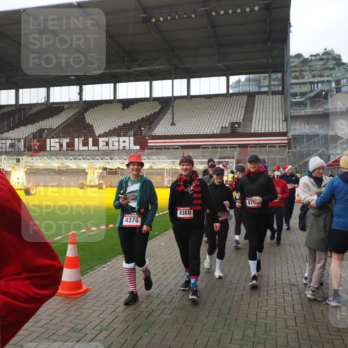07.12.2025 - St. Pauli X-Mass-Run No. 15 Fabian Wolf http://msf.ph/oto/9395110 07.12.2025 10:28:17 Ziel 1507, 1742, 1745, 2526, 2723, 3395, 3412, 3413, 3454, 3472, 3727, 3729, 3730, 3879, 4064, 4065, 4159, 4160, 4189, 4245, 4344, 4376, 4380, 4697, 4698, 4700, 4701, 4702, 4704, 4706, 4707, 4708, 4710 meine-sportfotos.de