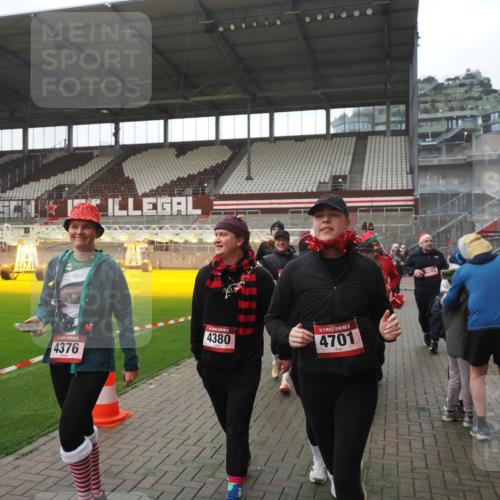 07.12.2025 - St. Pauli X-Mass-Run No. 15 Fabian Wolf http://msf.ph/oto/9395116 07.12.2025 10:28:18 Ziel 1507, 1742, 1745, 2526, 2723, 3395, 3412, 3413, 3454, 3472, 3727, 3729, 3730, 4064, 4065, 4159, 4160, 4245, 4344, 4376, 4380, 4697, 4698, 4700, 4701, 4702, 4704, 4706, 4707, 4708, 4710 meine-sportfotos.de