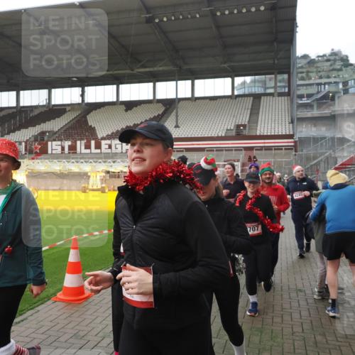 07.12.2025 - St. Pauli X-Mass-Run No. 15 Fabian Wolf http://msf.ph/oto/9395118 07.12.2025 10:28:19 Ziel 1507, 2526, 2723, 3395, 3412, 3413, 3454, 3472, 3727, 3729, 3730, 4064, 4159, 4160, 4245, 4344, 4376, 4380, 4697, 4698, 4700, 4701, 4702, 4704, 4706, 4707, 4708, 4710 meine-sportfotos.de