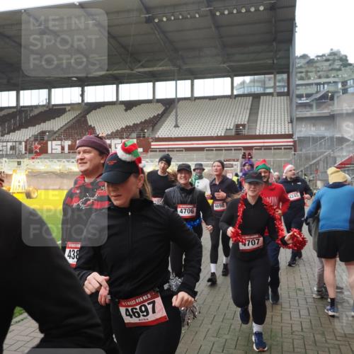 07.12.2025 - St. Pauli X-Mass-Run No. 15 Fabian Wolf http://msf.ph/oto/9395120 07.12.2025 10:28:19 Ziel 1507, 2526, 2723, 3395, 3412, 3413, 3454, 3472, 3727, 3729, 3730, 4064, 4159, 4160, 4245, 4344, 4376, 4380, 4697, 4698, 4700, 4701, 4702, 4704, 4706, 4707, 4708, 4710 meine-sportfotos.de