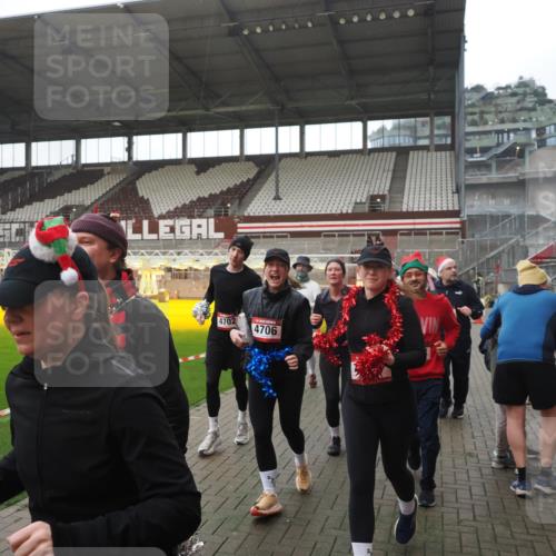 07.12.2025 - St. Pauli X-Mass-Run No. 15 Fabian Wolf http://msf.ph/oto/9395121 07.12.2025 10:28:19 Ziel 1507, 2526, 2723, 3395, 3412, 3413, 3454, 3472, 3727, 3729, 3730, 4064, 4159, 4160, 4245, 4344, 4376, 4380, 4697, 4698, 4700, 4701, 4702, 4704, 4706, 4707, 4708, 4710 meine-sportfotos.de