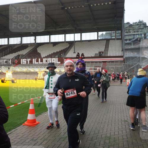 07.12.2025 - St. Pauli X-Mass-Run No. 15 Fabian Wolf http://msf.ph/oto/9395130 07.12.2025 10:28:21 Ziel 1507, 2526, 2723, 3395, 3413, 3454, 3472, 3727, 3729, 4159, 4160, 4245, 4355, 4376, 4380, 4388, 4697, 4698, 4701, 4702, 4704, 4706, 4707 meine-sportfotos.de
