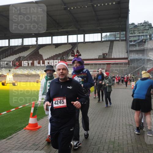 07.12.2025 - St. Pauli X-Mass-Run No. 15 Fabian Wolf http://msf.ph/oto/9395131 07.12.2025 10:28:22 Ziel 412, 2526, 2723, 3395, 3413, 3454, 3472, 3727, 4159, 4160, 4245, 4250, 4355, 4376, 4380, 4388, 4697, 4698, 4701, 4702, 4706, 4707 meine-sportfotos.de
