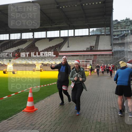 07.12.2025 - St. Pauli X-Mass-Run No. 15 Fabian Wolf http://msf.ph/oto/9395138 07.12.2025 10:28:23 Ziel 412, 2526, 2723, 3395, 3413, 3454, 3472, 4037, 4159, 4160, 4245, 4250, 4355, 4376, 4380, 4388, 4697, 4698, 4701, 4702, 4706, 4707 meine-sportfotos.de