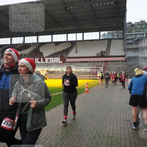 07.12.2025 - St. Pauli X-Mass-Run No. 15 Fabian Wolf http://msf.ph/oto/9395143 07.12.2025 10:28:25 Ziel 412, 2526, 2723, 3395, 3413, 3454, 3472, 4037, 4159, 4160, 4245, 4250, 4355, 4388, 4697, 4698, 4701, 4702, 4706, 4707 meine-sportfotos.de