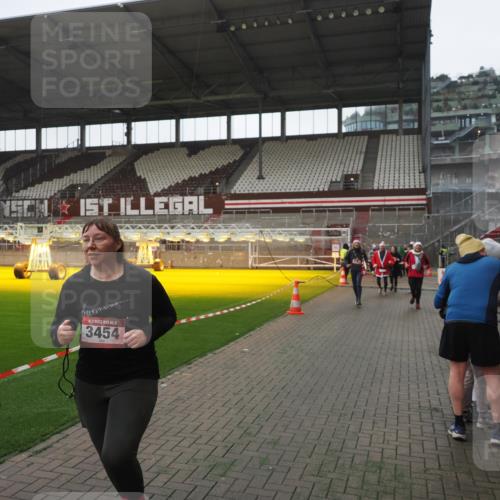 07.12.2025 - St. Pauli X-Mass-Run No. 15 Fabian Wolf http://msf.ph/oto/9395147 07.12.2025 10:28:26 Ziel 412, 2526, 2723, 3395, 3413, 3454, 3472, 4037, 4245, 4250, 4355, 4388, 4697, 4698, 4701, 4702, 4706, 4707 meine-sportfotos.de