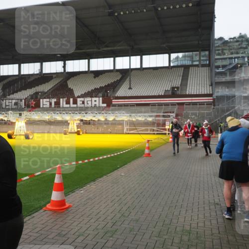 07.12.2025 - St. Pauli X-Mass-Run No. 15 Fabian Wolf http://msf.ph/oto/9395149 07.12.2025 10:28:26 Ziel 412, 2526, 2723, 3395, 3413, 3454, 3472, 4037, 4245, 4250, 4355, 4388, 4697, 4698, 4701, 4702, 4706, 4707 meine-sportfotos.de