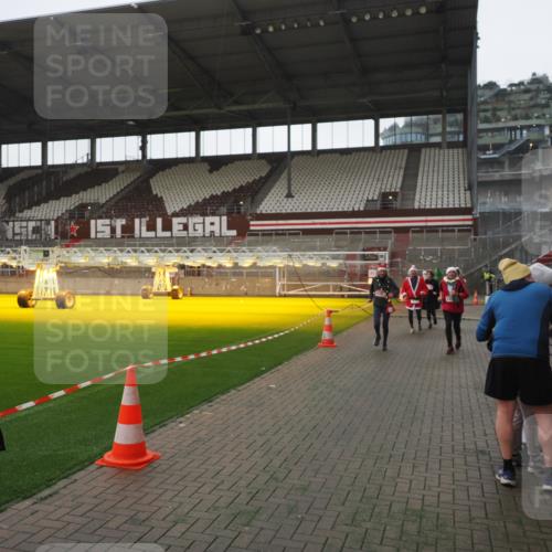 07.12.2025 - St. Pauli X-Mass-Run No. 15 Fabian Wolf http://msf.ph/oto/9395151 07.12.2025 10:28:27 Ziel 412, 2526, 2723, 2912, 3218, 3377, 3395, 3413, 3454, 3472, 4037, 4245, 4250, 4355, 4388, 4697, 4698, 4701, 4702, 4706, 4707 meine-sportfotos.de