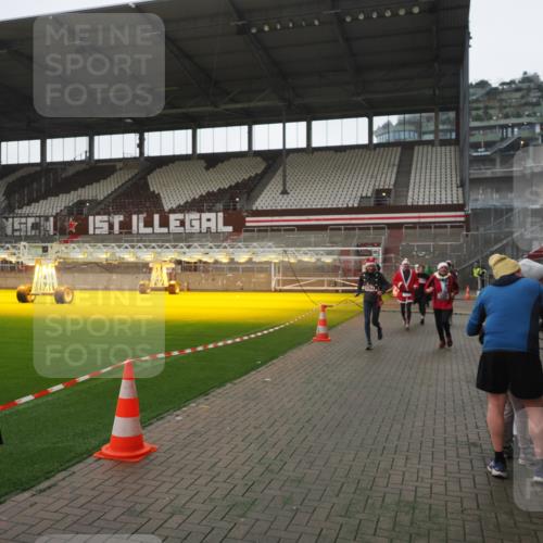 07.12.2025 - St. Pauli X-Mass-Run No. 15 Fabian Wolf http://msf.ph/oto/9395152 07.12.2025 10:28:27 Ziel 412, 2526, 2723, 2912, 3218, 3377, 3395, 3413, 3454, 3472, 4037, 4245, 4250, 4355, 4388, 4697, 4698, 4701, 4702, 4706, 4707 meine-sportfotos.de