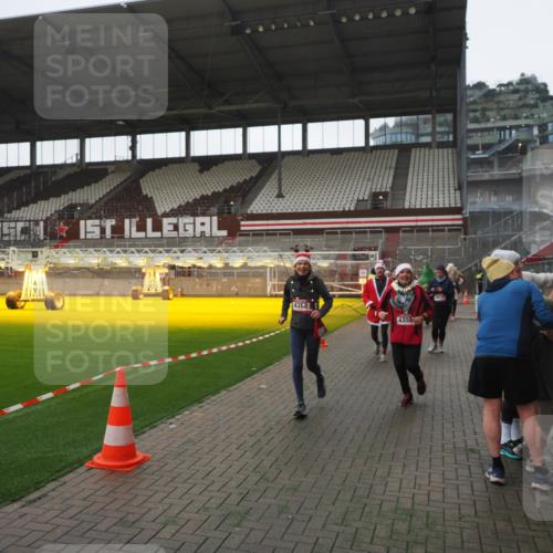 07.12.2025 - St. Pauli X-Mass-Run No. 15 Fabian Wolf http://msf.ph/oto/9395159 07.12.2025 10:28:29 Ziel 412, 2526, 2723, 2912, 2913, 3209, 3218, 3377, 3395, 3454, 3472, 4037, 4245, 4250, 4355, 4388, 4698, 4701, 4702, 4706, 4707 meine-sportfotos.de