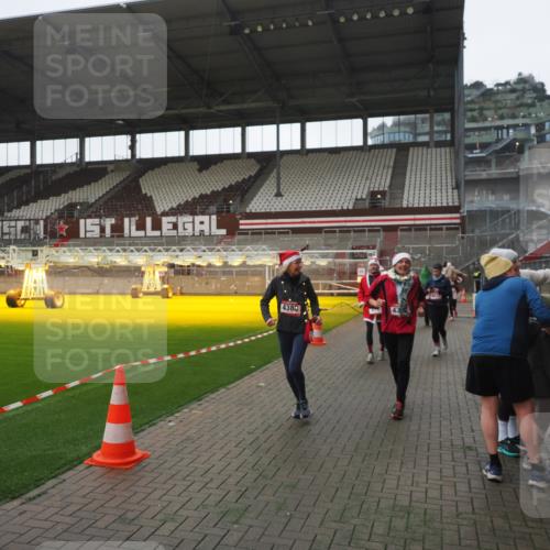 07.12.2025 - St. Pauli X-Mass-Run No. 15 Fabian Wolf http://msf.ph/oto/9395160 07.12.2025 10:28:29 Ziel 412, 2526, 2723, 2912, 2913, 3209, 3218, 3377, 3395, 3454, 3472, 4037, 4245, 4250, 4355, 4388, 4698, 4701, 4702, 4706, 4707 meine-sportfotos.de