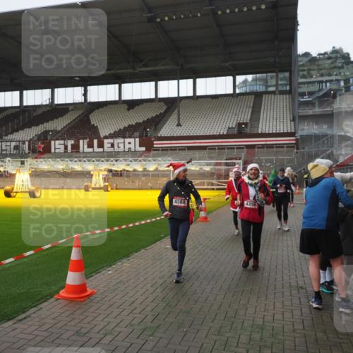 07.12.2025 - St. Pauli X-Mass-Run No. 15 Fabian Wolf http://msf.ph/oto/9395161 07.12.2025 10:28:29 Ziel 412, 2526, 2723, 2912, 2913, 3209, 3218, 3377, 3395, 3454, 3472, 4037, 4245, 4250, 4355, 4388, 4698, 4701, 4702, 4706, 4707 meine-sportfotos.de