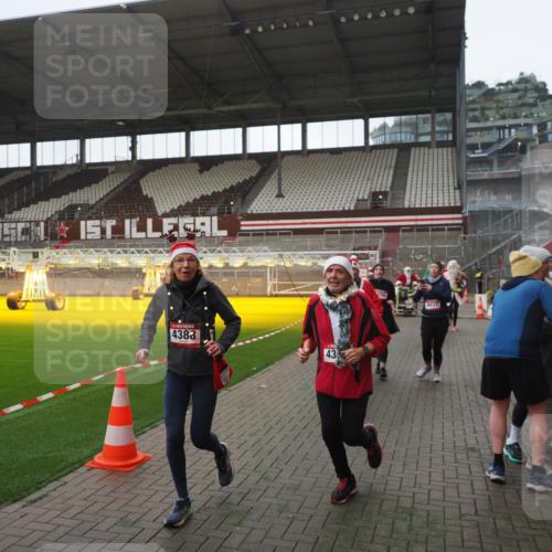 07.12.2025 - St. Pauli X-Mass-Run No. 15 Fabian Wolf http://msf.ph/oto/9395166 07.12.2025 10:28:30 Ziel 412, 2526, 2723, 2912, 2913, 3209, 3218, 3377, 3454, 3472, 4037, 4250, 4355, 4388, 4698, 4702, 4707 meine-sportfotos.de