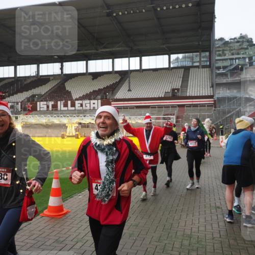 07.12.2025 - St. Pauli X-Mass-Run No. 15 Fabian Wolf http://msf.ph/oto/9395170 07.12.2025 10:28:31 Ziel 412, 2526, 2723, 2912, 2913, 3209, 3218, 3377, 3454, 3472, 4037, 4250, 4355, 4388 meine-sportfotos.de