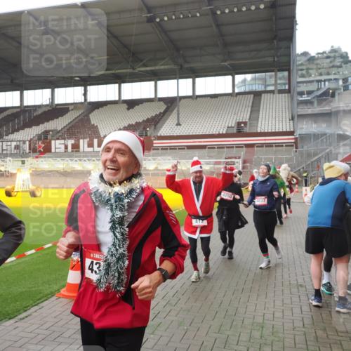 07.12.2025 - St. Pauli X-Mass-Run No. 15 Fabian Wolf http://msf.ph/oto/9395171 07.12.2025 10:28:31 Ziel 412, 2526, 2723, 2912, 2913, 3209, 3218, 3377, 3454, 3472, 4037, 4250, 4355, 4388 meine-sportfotos.de
