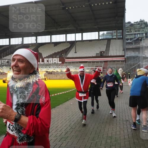 07.12.2025 - St. Pauli X-Mass-Run No. 15 Fabian Wolf http://msf.ph/oto/9395172 07.12.2025 10:28:31 Ziel 412, 2526, 2723, 2912, 2913, 3209, 3218, 3377, 3454, 3472, 4037, 4250, 4355, 4388 meine-sportfotos.de