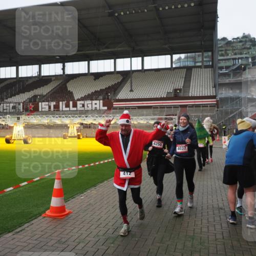 07.12.2025 - St. Pauli X-Mass-Run No. 15 Fabian Wolf http://msf.ph/oto/9395174 07.12.2025 10:28:32 Ziel 412, 2526, 2723, 2912, 2913, 3209, 3218, 3377, 3454, 3472, 4037, 4250, 4355, 4388 meine-sportfotos.de