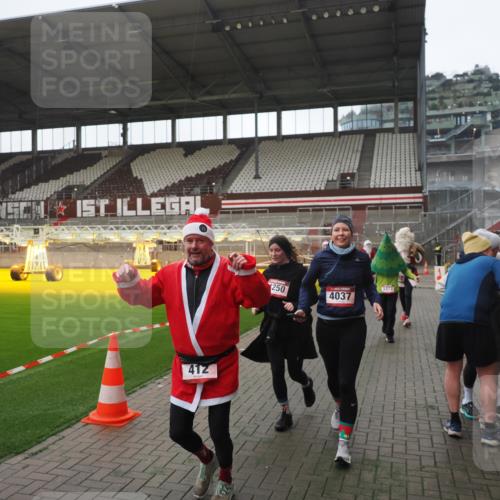 07.12.2025 - St. Pauli X-Mass-Run No. 15 Fabian Wolf http://msf.ph/oto/9395176 07.12.2025 10:28:32 Ziel 412, 2526, 2723, 2912, 2913, 3209, 3218, 3377, 3454, 3472, 4037, 4250, 4355, 4388 meine-sportfotos.de