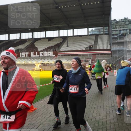 07.12.2025 - St. Pauli X-Mass-Run No. 15 Fabian Wolf http://msf.ph/oto/9395178 07.12.2025 10:28:33 Ziel 412, 2526, 2912, 2913, 3209, 3218, 3377, 3454, 4037, 4250, 4355, 4388 meine-sportfotos.de