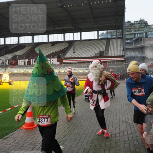 07.12.2025 - St. Pauli X-Mass-Run No. 15 Fabian Wolf http://msf.ph/oto/9395186 07.12.2025 10:28:35 Ziel 412, 2912, 2913, 3209, 3218, 3377, 3454, 4037, 4250, 4355, 4388 meine-sportfotos.de